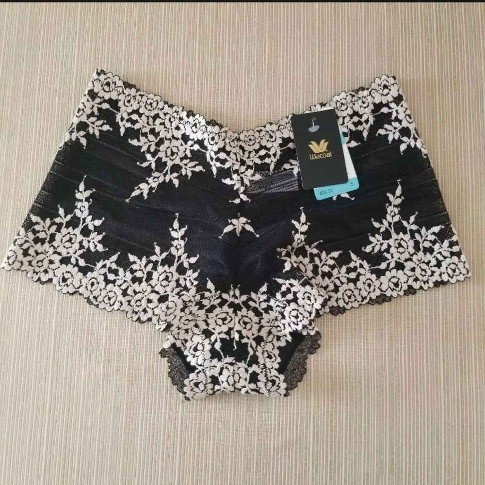 NWT Wacoal Women's Embrace Lace Embroidered 87491 Black & White Panty  Size 5